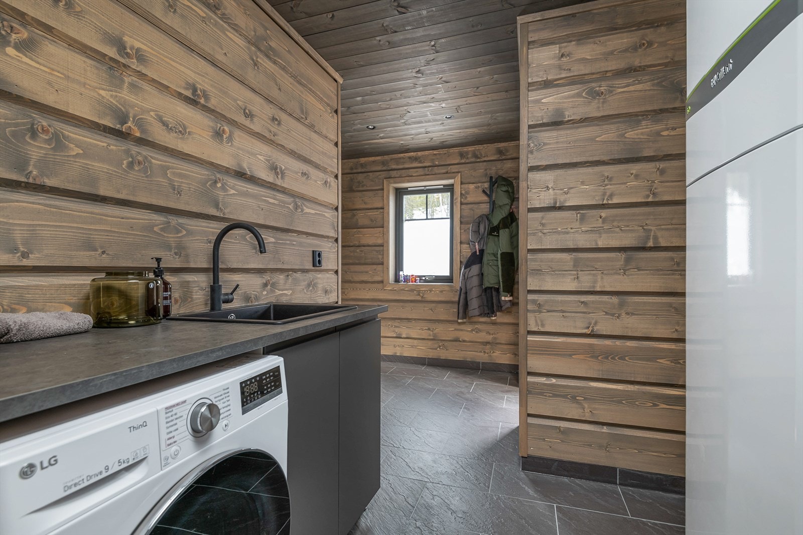 Stor og praktisk vaskerom / skistall med egen inngang. Galleribilde