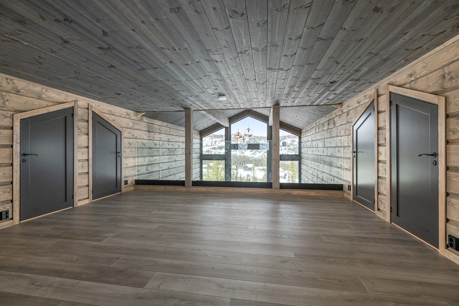 Glassrekkverk på hemsen ned mot stuen i første etasje. Dette innlemmer hemsen i hytta på en utrolig fin måte. Galleribilde