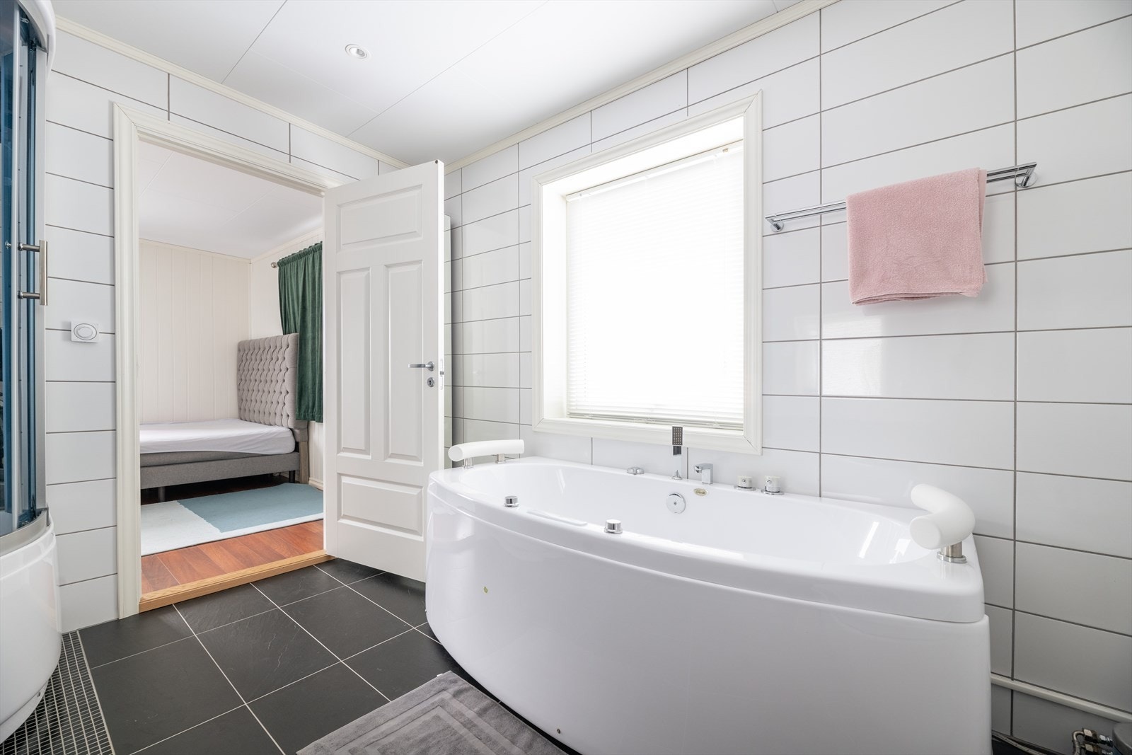 Badet er også innredet med boblebad, steamdusj og vegghengt toalett. Galleribilde