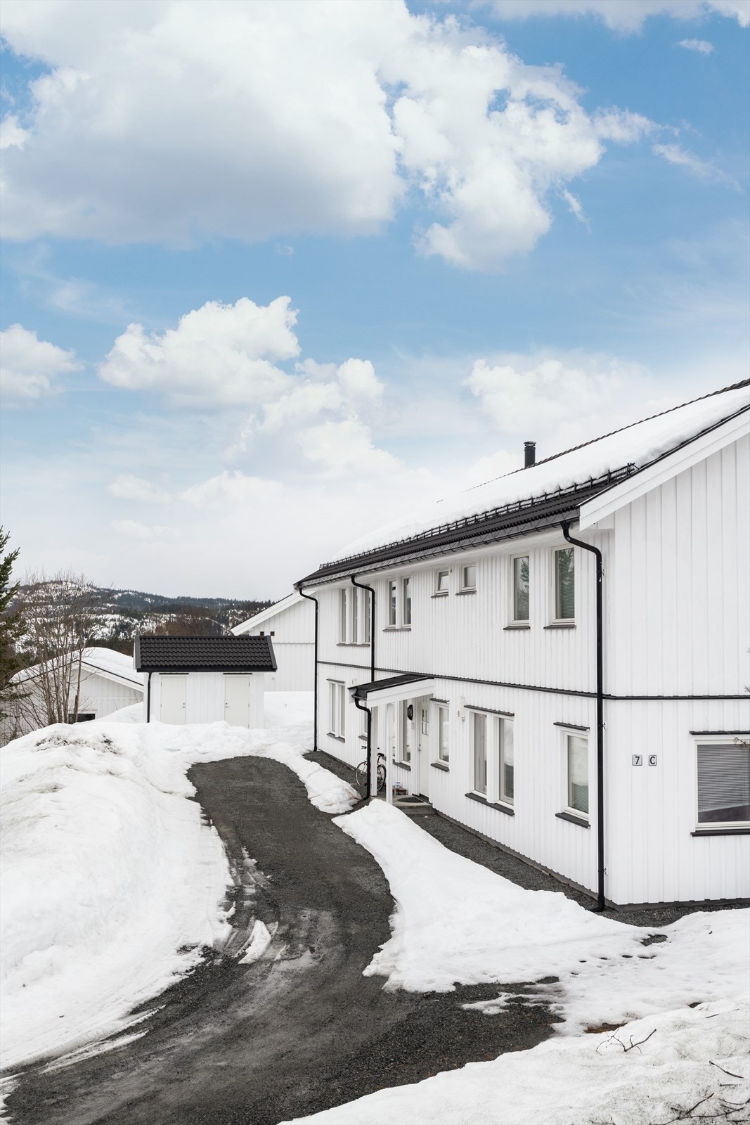 Frittstående bod på nedre nivå på 8 m2 er avdelt med to rom, hvor den ene er tilhørende 1 etasjen (7A) og den andre for den midtre leiligheten i underetasjen (7D). Galleribilde