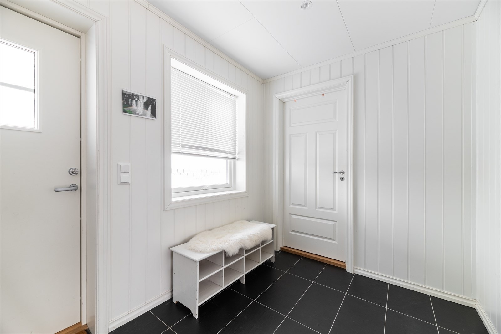 Boligen har en lys og romslig entrè med god plass til sko og klesoppbevaring. På gulvet er det fliser med gulvvarme, og det er down-light belysning i tak. Fra entrèen er det adkomst til teknisk rom med blant annet vannmålere til alle leilighetene. Galleribilde