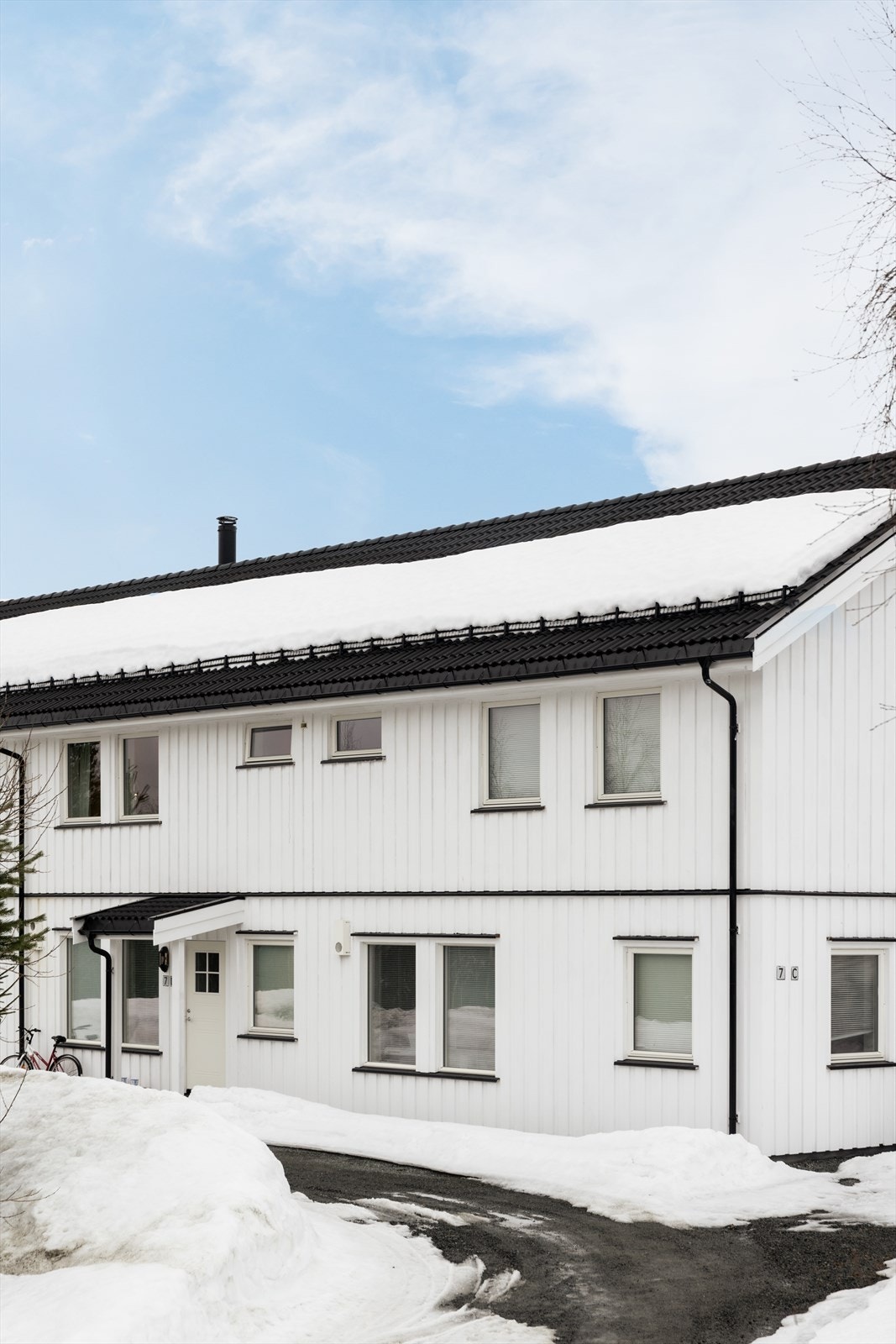 Det er kort vei til skole, barnehage og idrettsplass, samt til Fristadsenteret i Åmot sentrum hvor det er et rikholdig utvalg av butikker, apotek, vinmonopol, frisør osv. Her kan du få ordnet det meste. Galleribilde