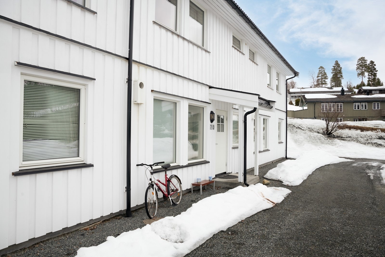 Tomten ligger i skrånende terreng og er opparbeidet over flere nivåer, hvor det er etablert egen gårdsplass for utleieboligene på nedre nivå. Galleribilde