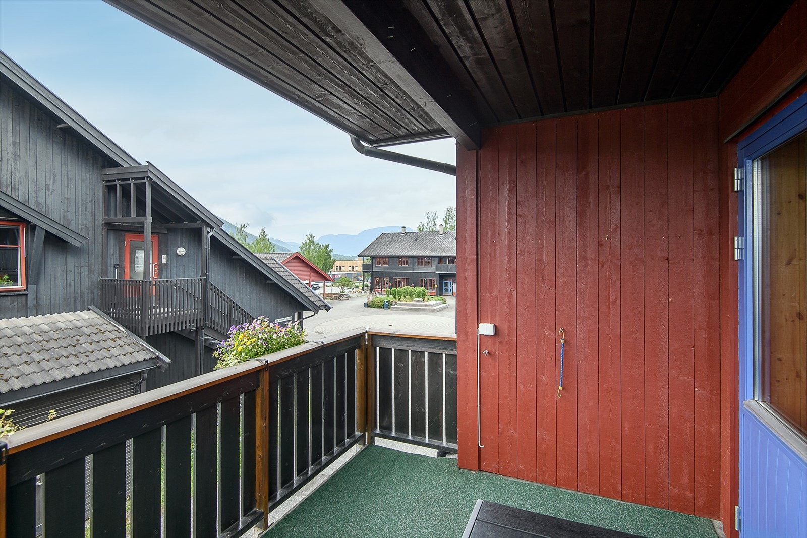 Fra stuen er det utgang til balkong med gode solforhold Galleribilde