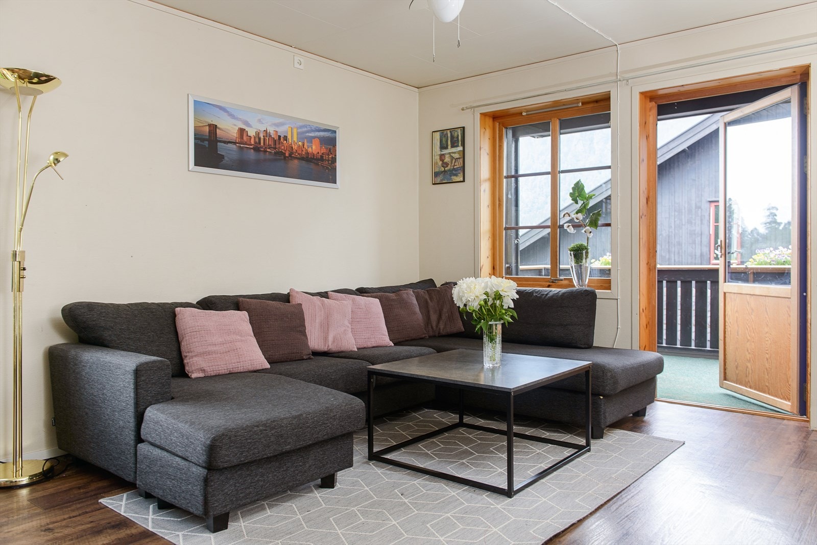 Store vindusflater slipper inn godt med naturlig lys Galleribilde