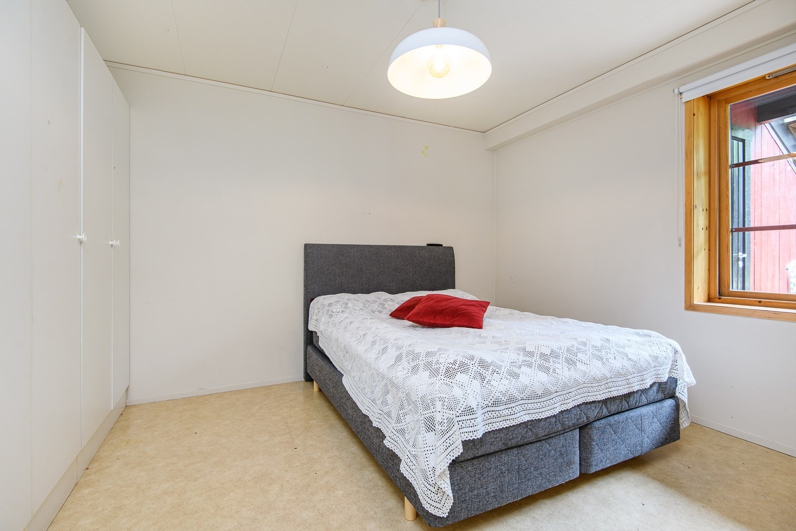 Soverom 1 med garderobeskap Galleribilde