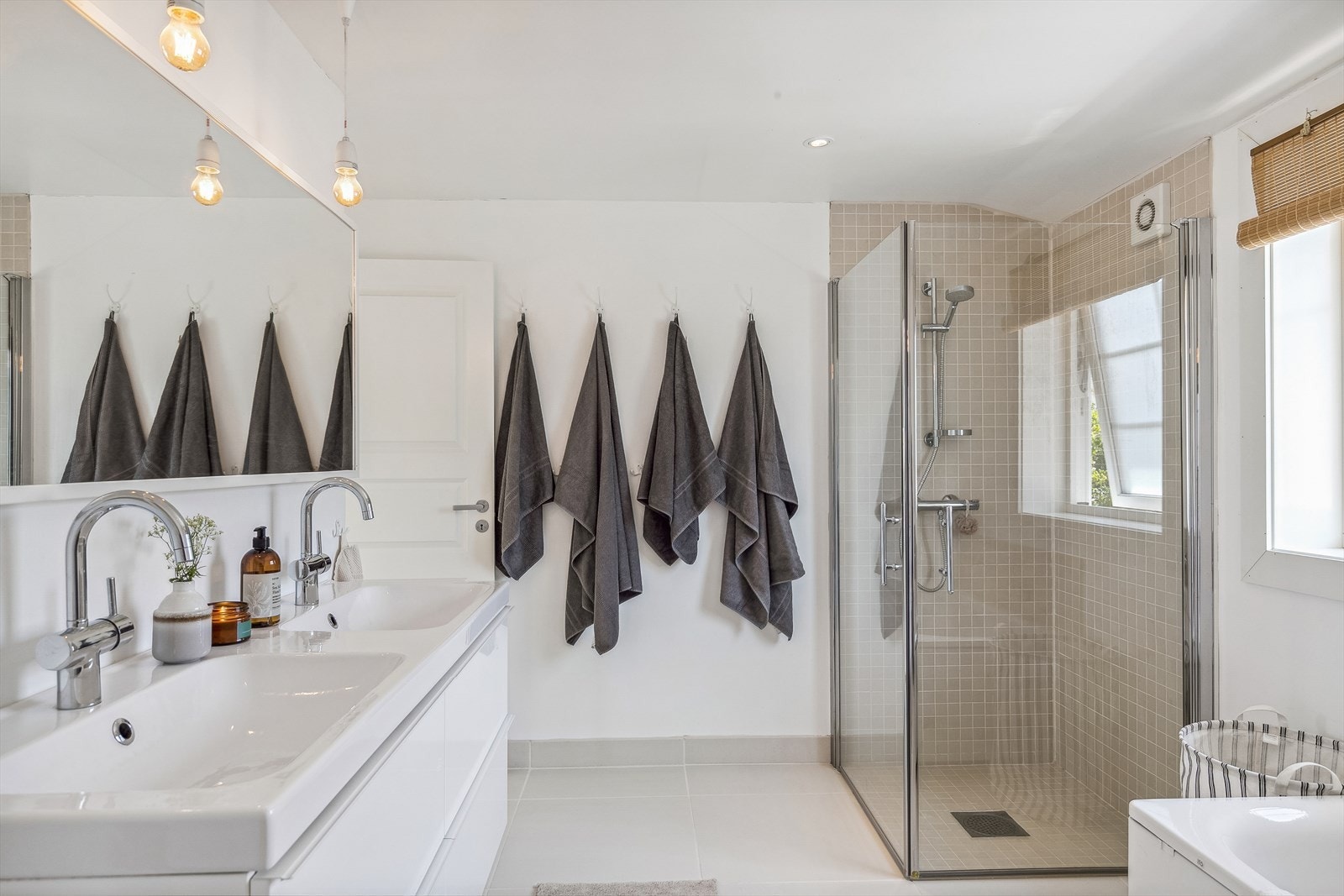 Romslig bad i 2.etg. med dusj med glassvegger, toalett, dobbel servant med underskap, og badekar. Galleribilde