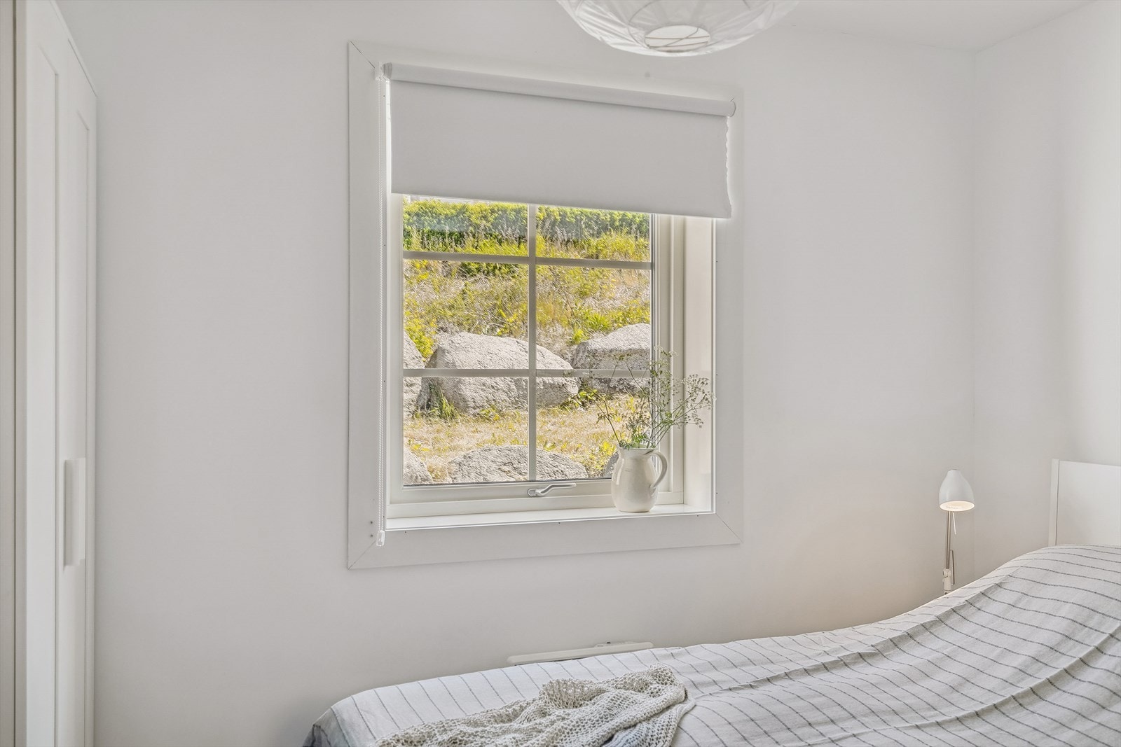 Soverom i hovedetasjen med garderobeløsning. Galleribilde