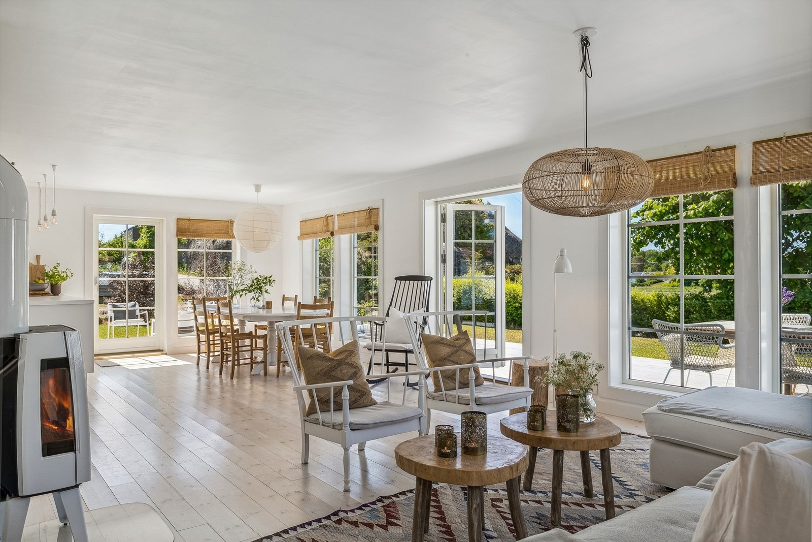 Romslig stue/spisestue med vedovn, og flere utganger til romslig markterrasse. Galleribilde