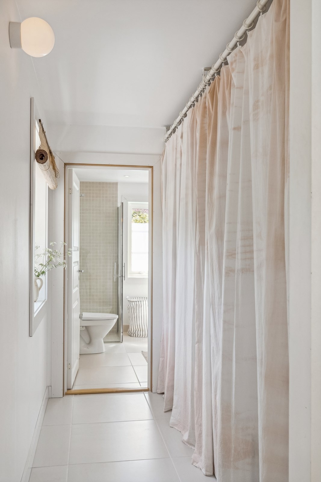 Entré med godt med oppbevaringsplass. Galleribilde