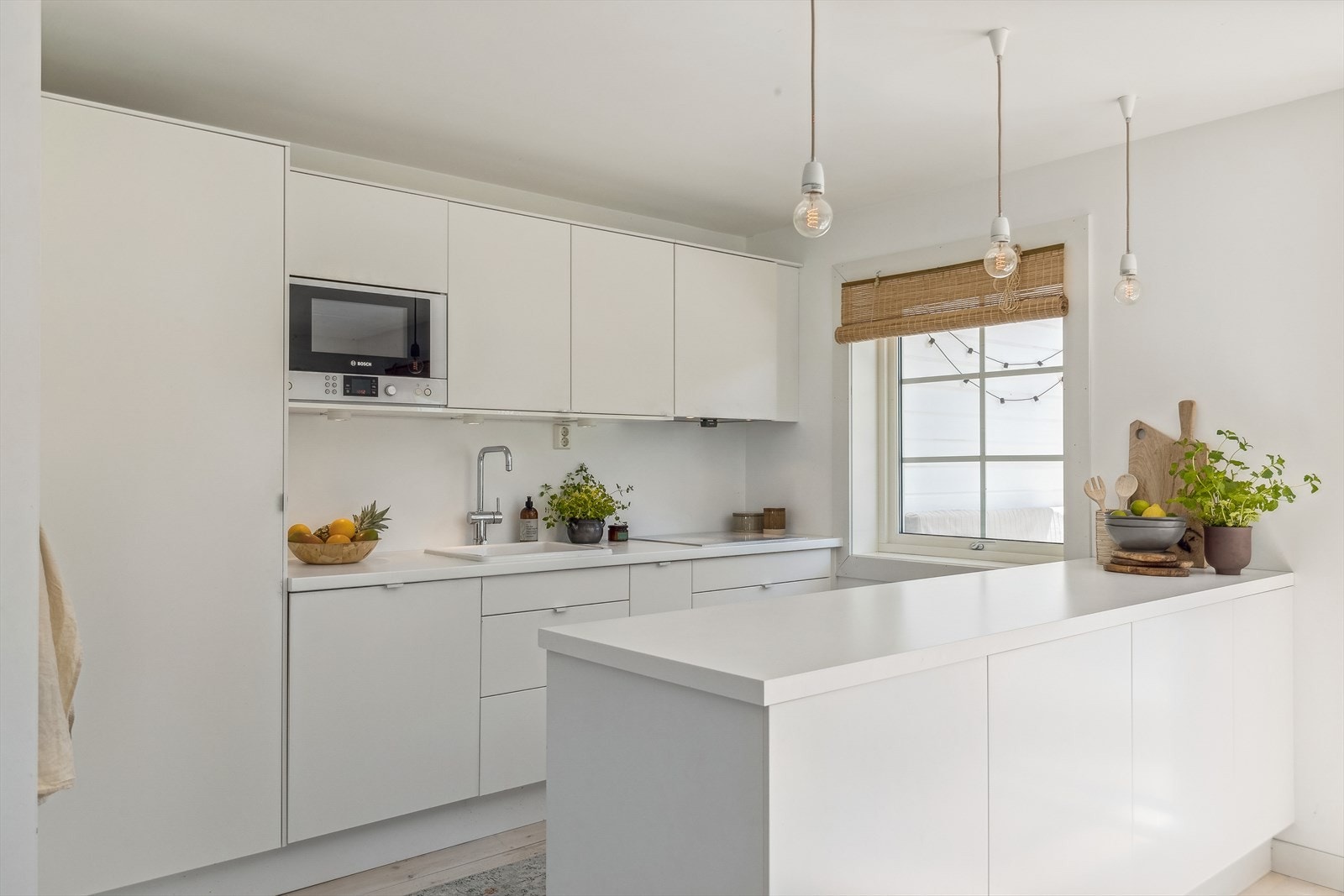 Lyst og pent kjøkken med godt med skap- og benkeplass. Galleribilde