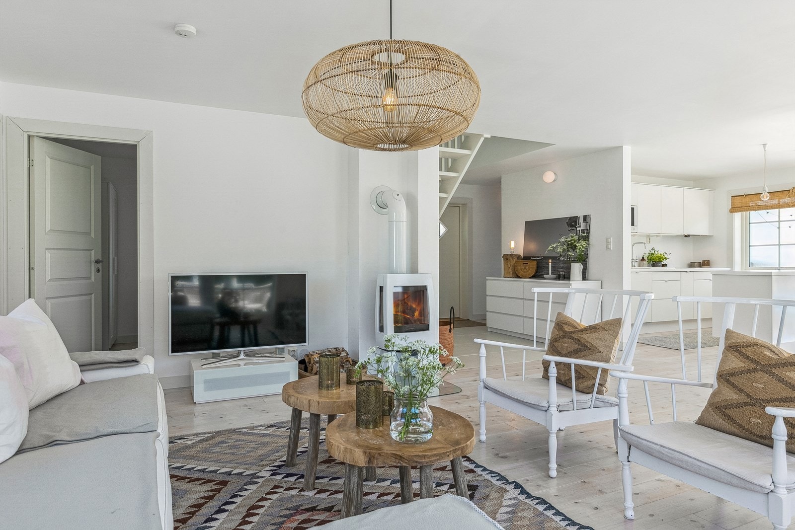 Stue med vedovn for kjølige dager. Galleribilde