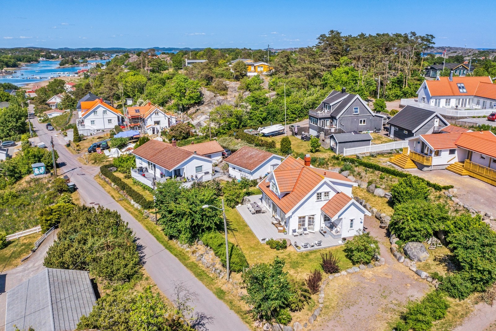 Eiendommen ligger i et område med småhusbebyggelse. Galleribilde