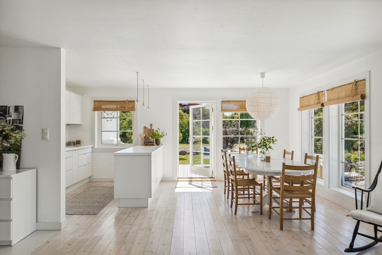 Åpen kjøkkenløsning ut mot spisestuen. Galleribilde