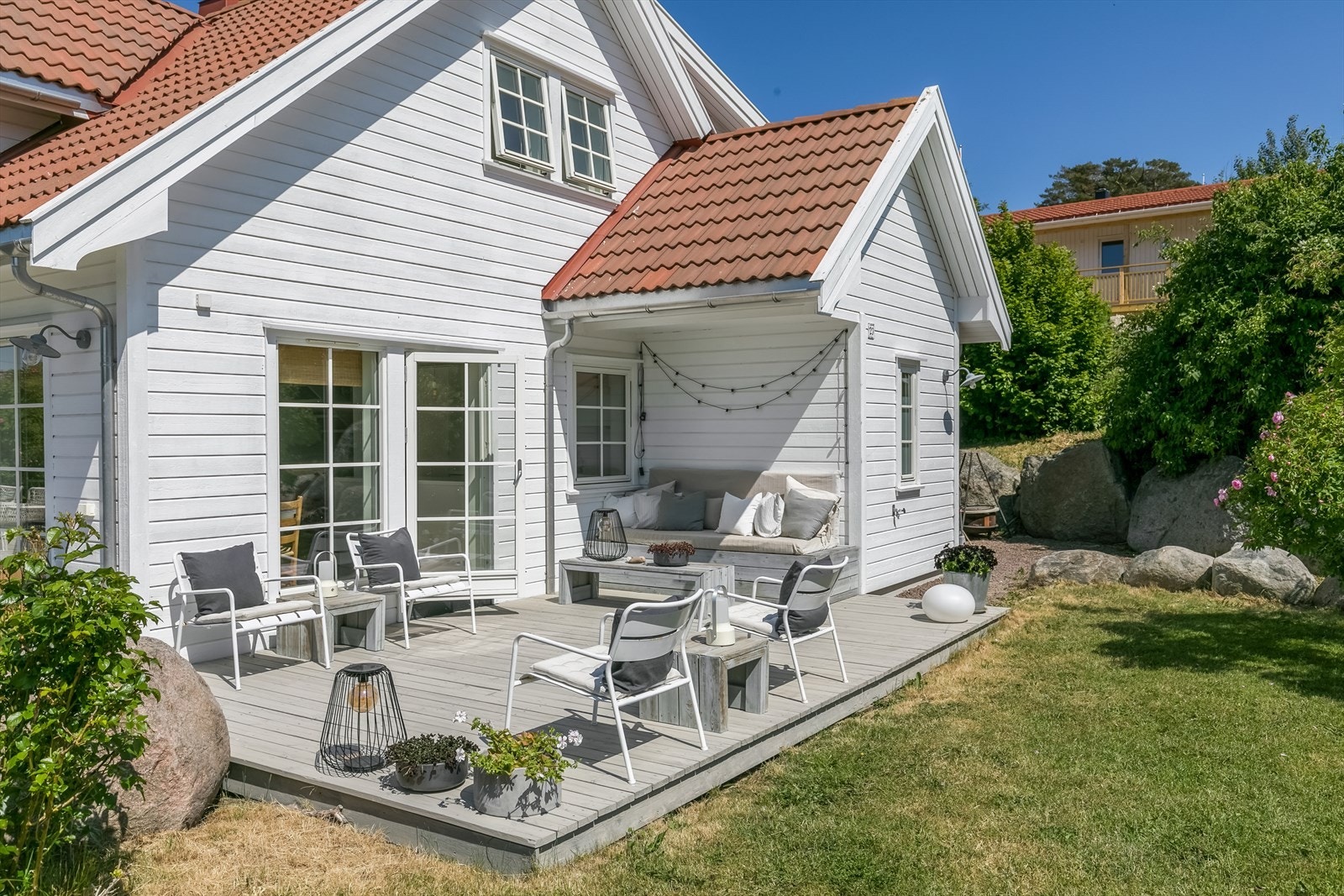 Terrasse med utgang fra spisestuen. Galleribilde