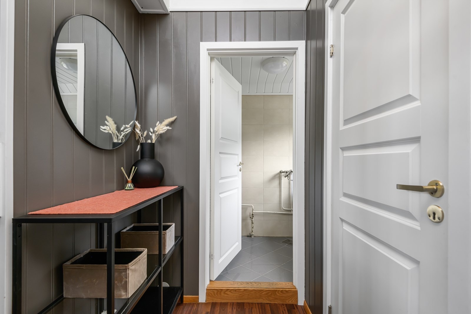 Gang med dør inn til vaskerom og toalettrom Galleribilde