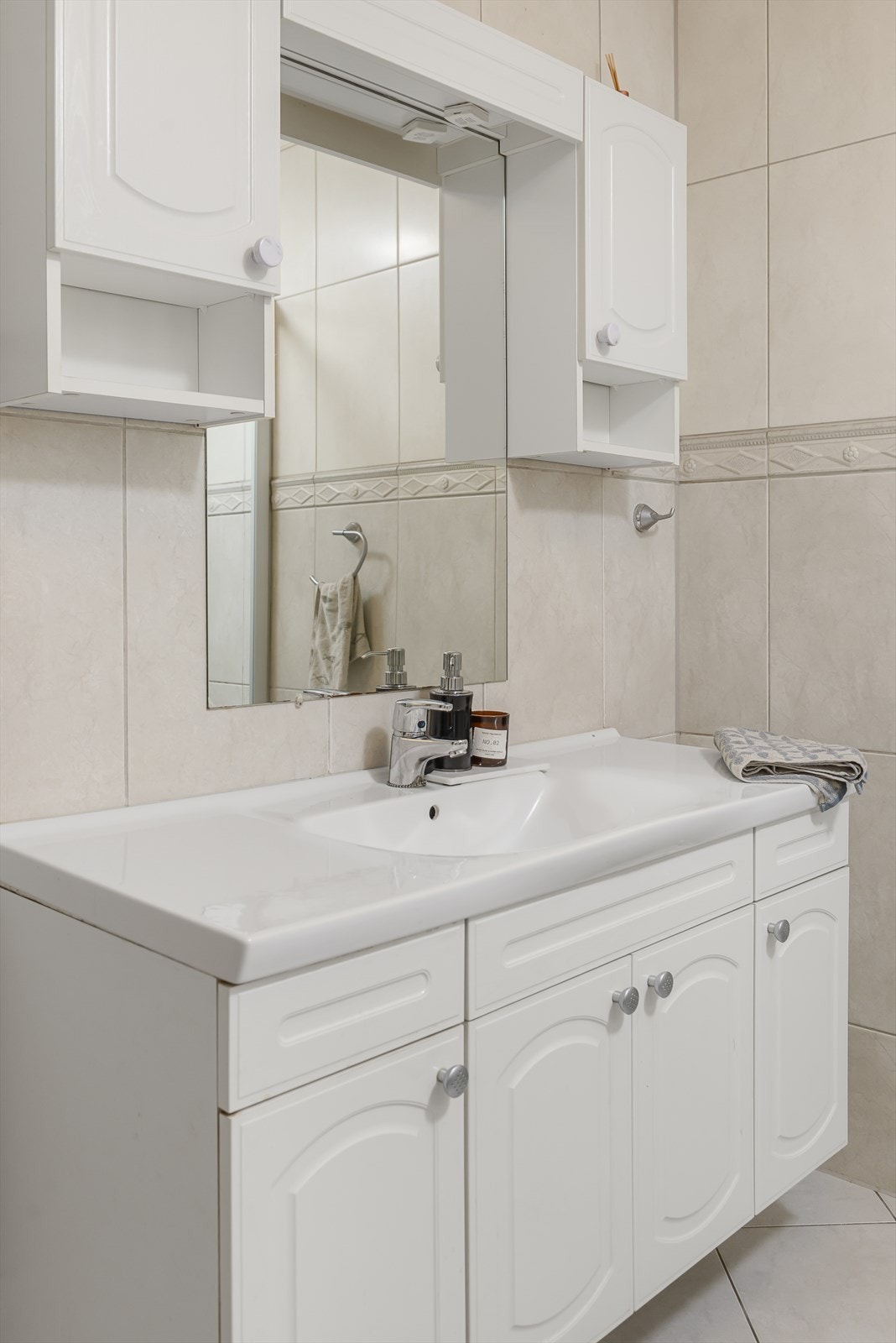 Baderomsinnredning med god oppbevaringsplass Galleribilde