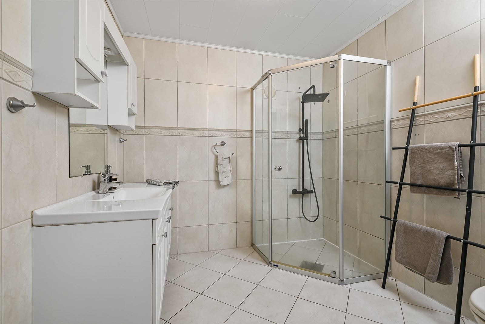 Badet er av god størrelse. Viser til side 15 i tilstandsrapporten. Galleribilde