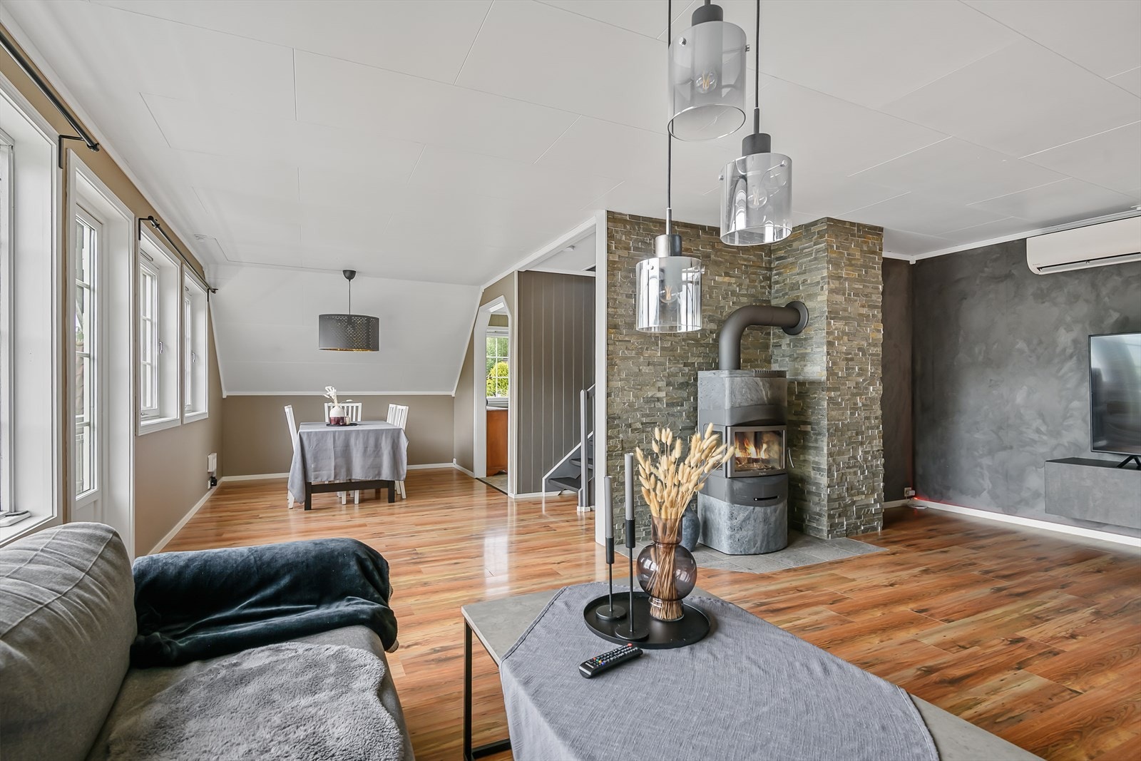 Praktisk planløsning med flere sosiale soner Galleribilde