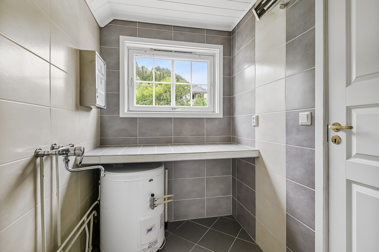 Boligen har også et eget vaskerom på hovedplan Galleribilde