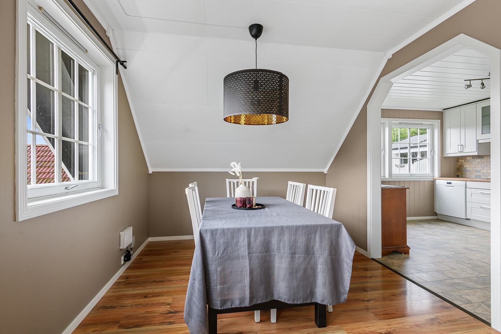 Plass til spisebord utenfor kjøkken Galleribilde