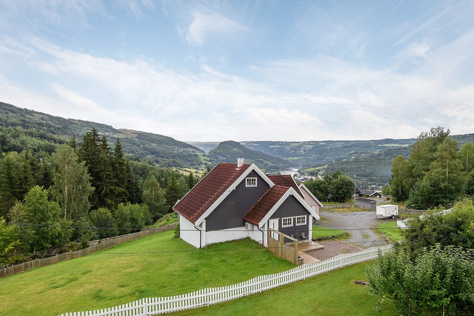 Boligen ligger fint til med gode sol og utsiktsforhold Galleribilde