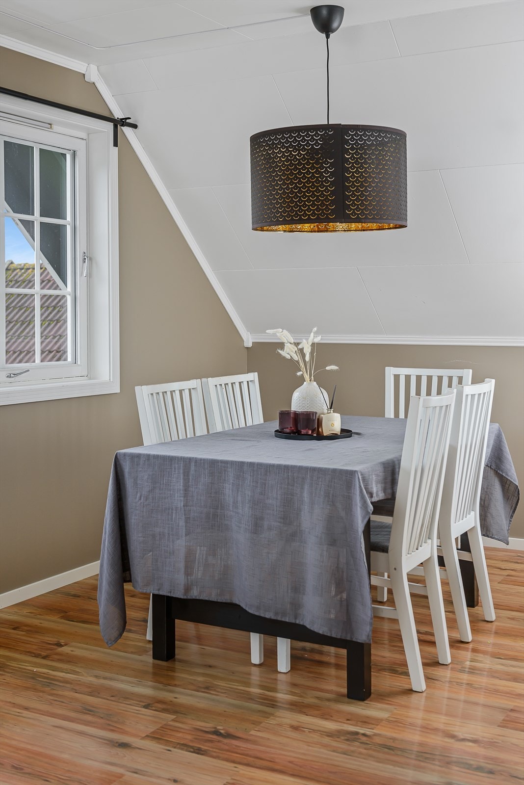 Plass til spisebord utenfor kjøkken Galleribilde