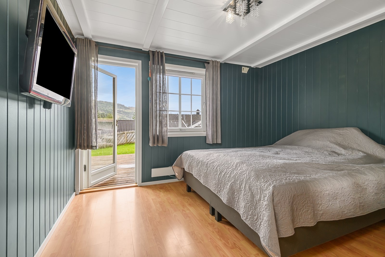 Hovedsoverom med dør ut til terrasse Galleribilde