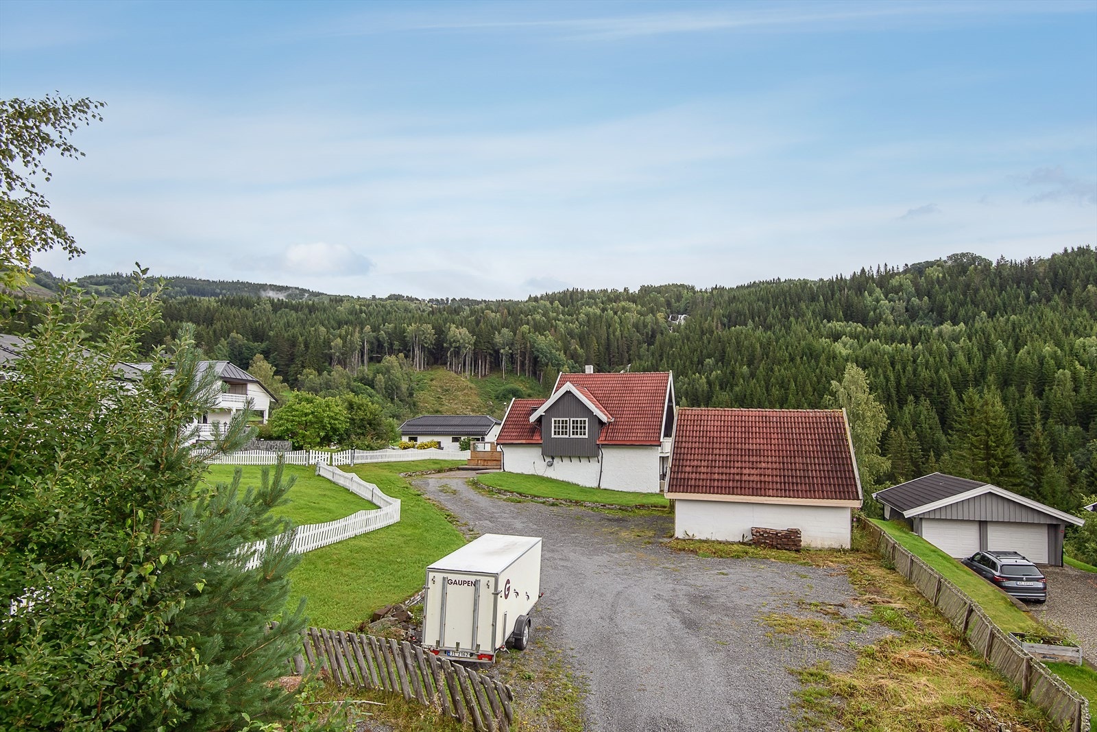 Gode parkeringsmuligheter på gårdsplass og i garasje Galleribilde