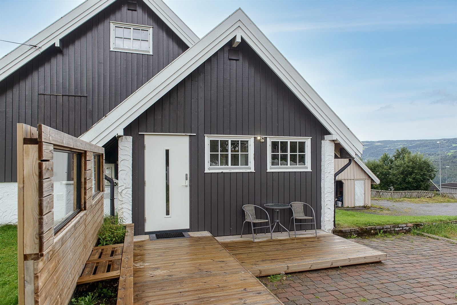 Nyere platting utenfor inngangspartiet Galleribilde