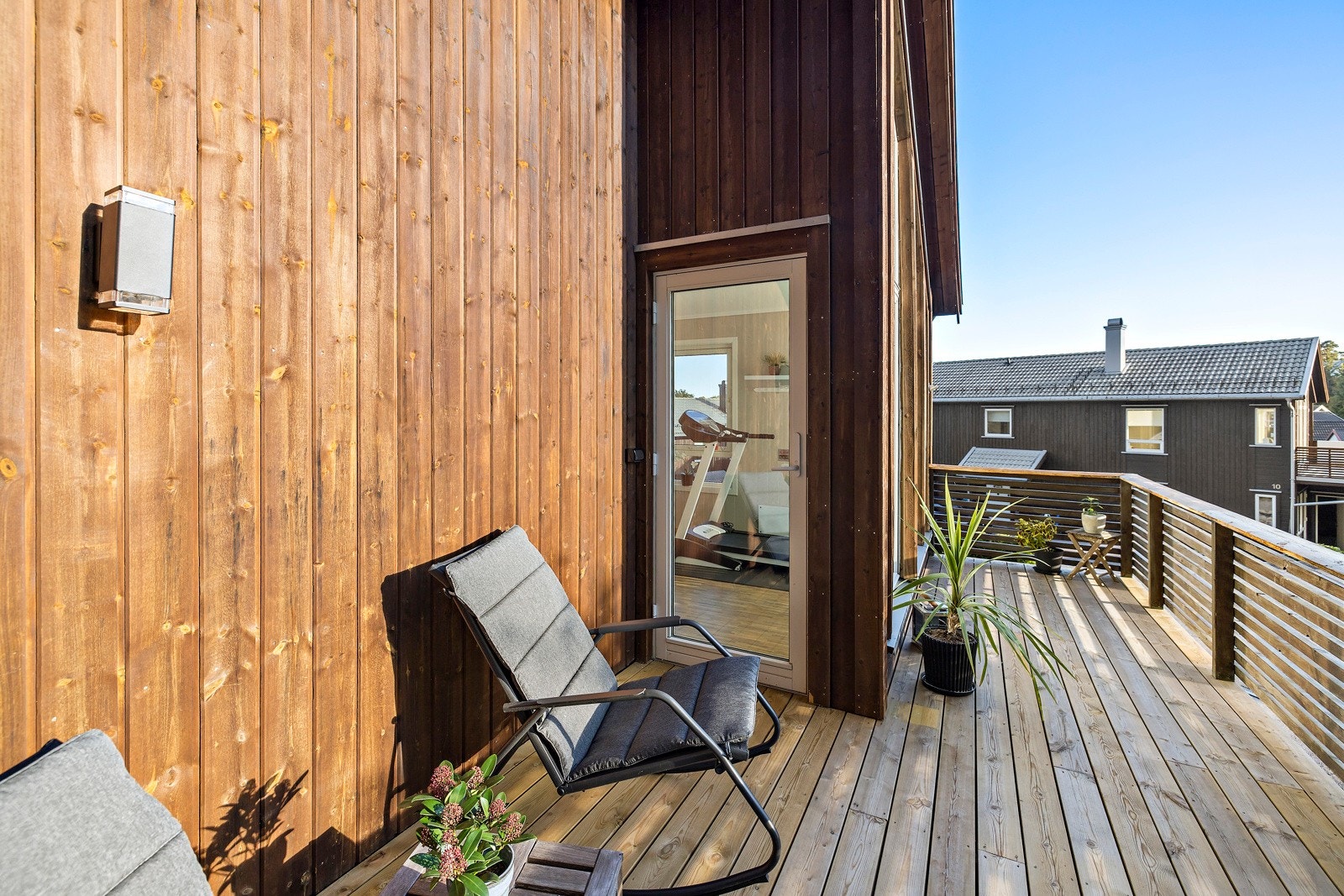Det ble montert ny utebelysning i 2023 og lagt nytt dekke med impregnerte terrassebord. Galleribilde