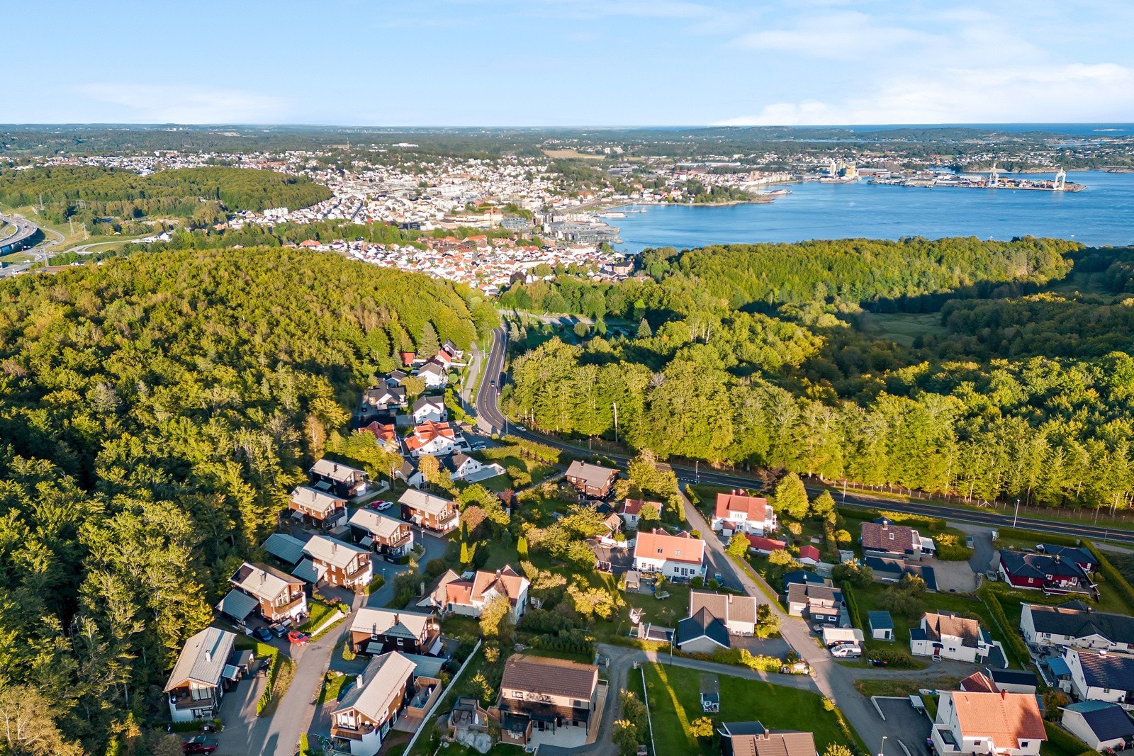 Fra Ra boligfelt er det snarvei gjennom skogen til Veldrefeltet ved Sky skole. Ra ungdomsskole ligger bare 550 m unna. Galleribilde