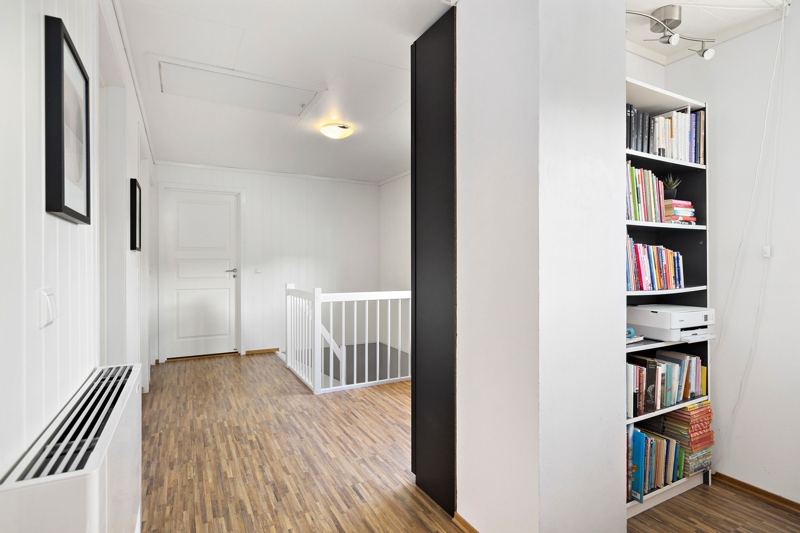 Trappegangen er lys og romslig med skyvedørsgarderobe og nisje som passer perfekt til hjemmekontor. Galleribilde