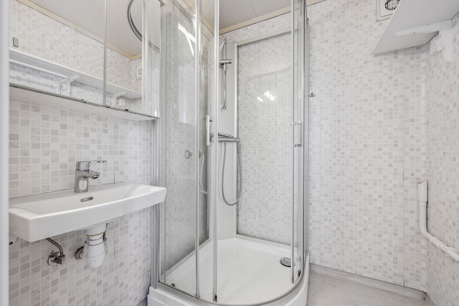 Badet har belegg på gulv og våtromstapet, nyere dusjkabinett. Galleribilde