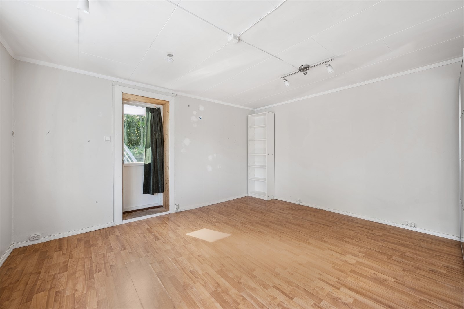 Soverommet har utgang til uteplass på baksiden og hagedel. Galleribilde