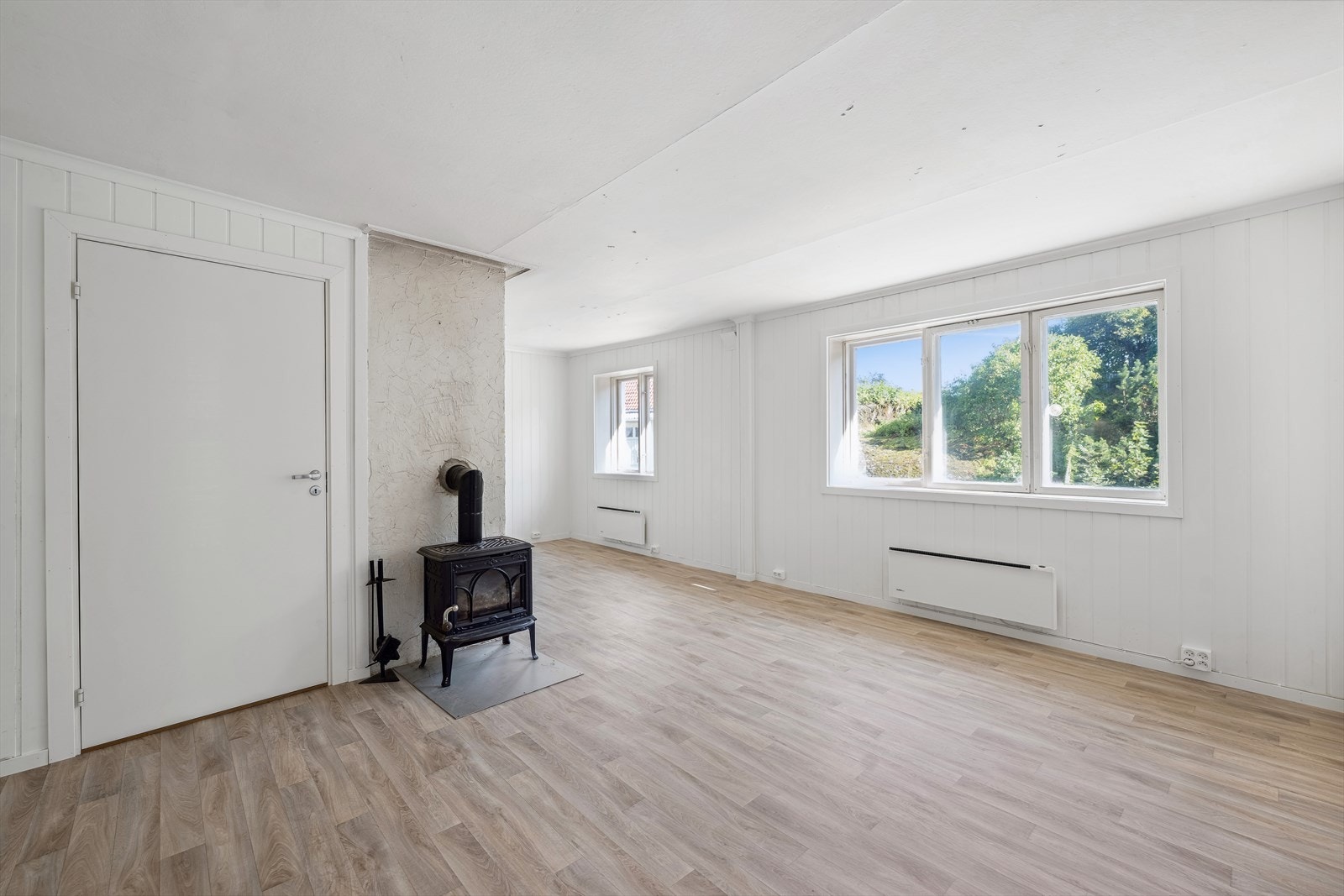 Helt nyoppusset stue med nytt belegg, dør og nye mdf plater + listverk. Galleribilde