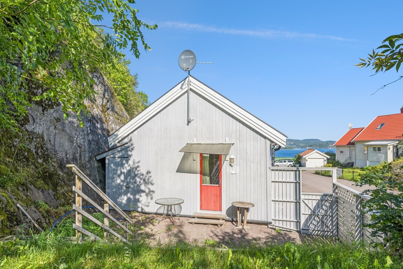 Fasade på baksiden og av inngjerdet tomt og hage. Galleribilde