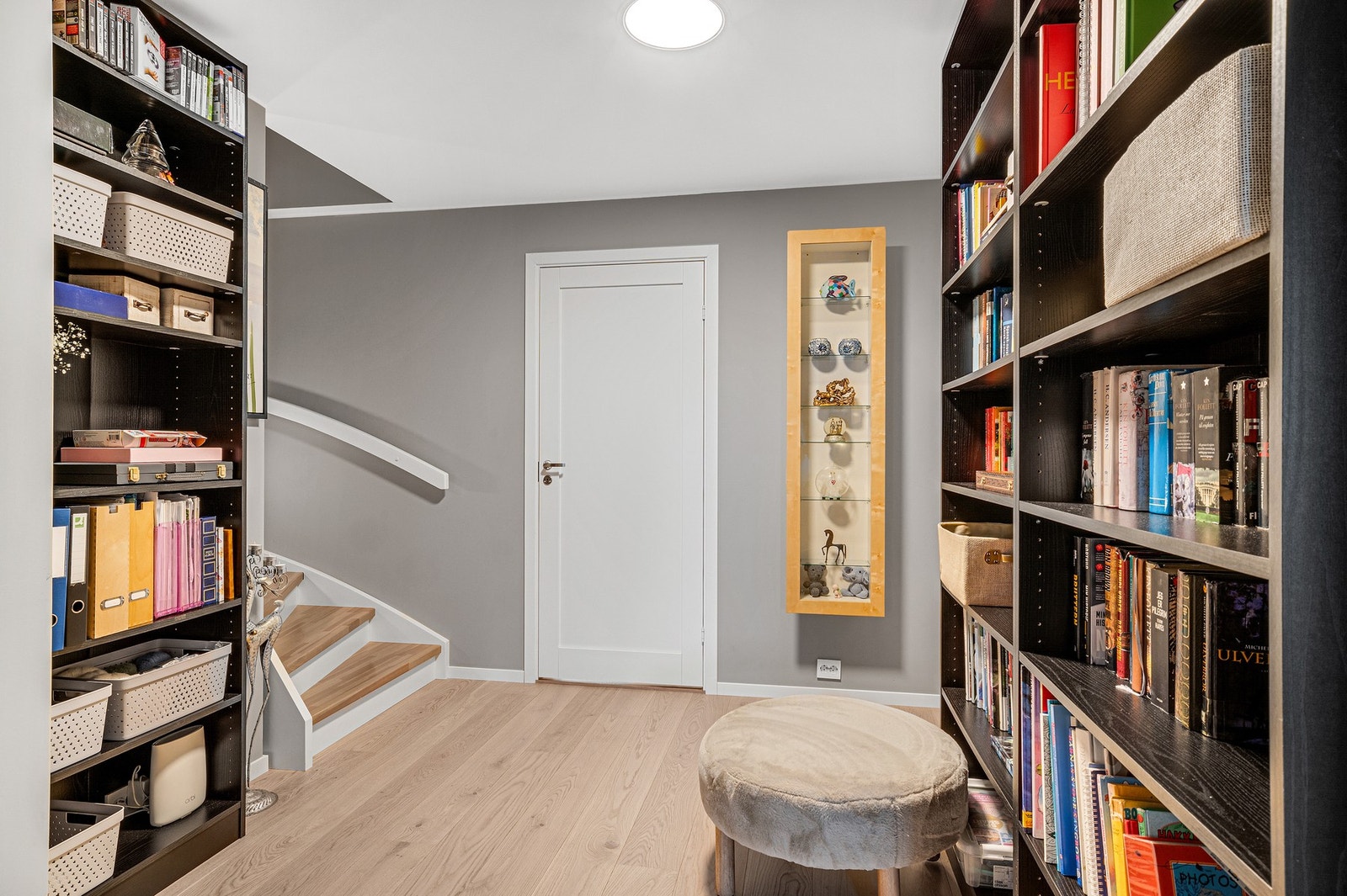 I sokkel er det en romslig gang på 13 kvm. Godt egnet å innrede som bibliotek, kjellerstue, hjemmekontor o.l. Galleribilde