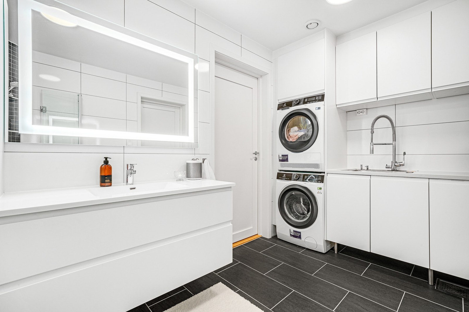 I kombinasjon med vaskerom. Utvidet innredning med egen praktisk servant. Galleribilde