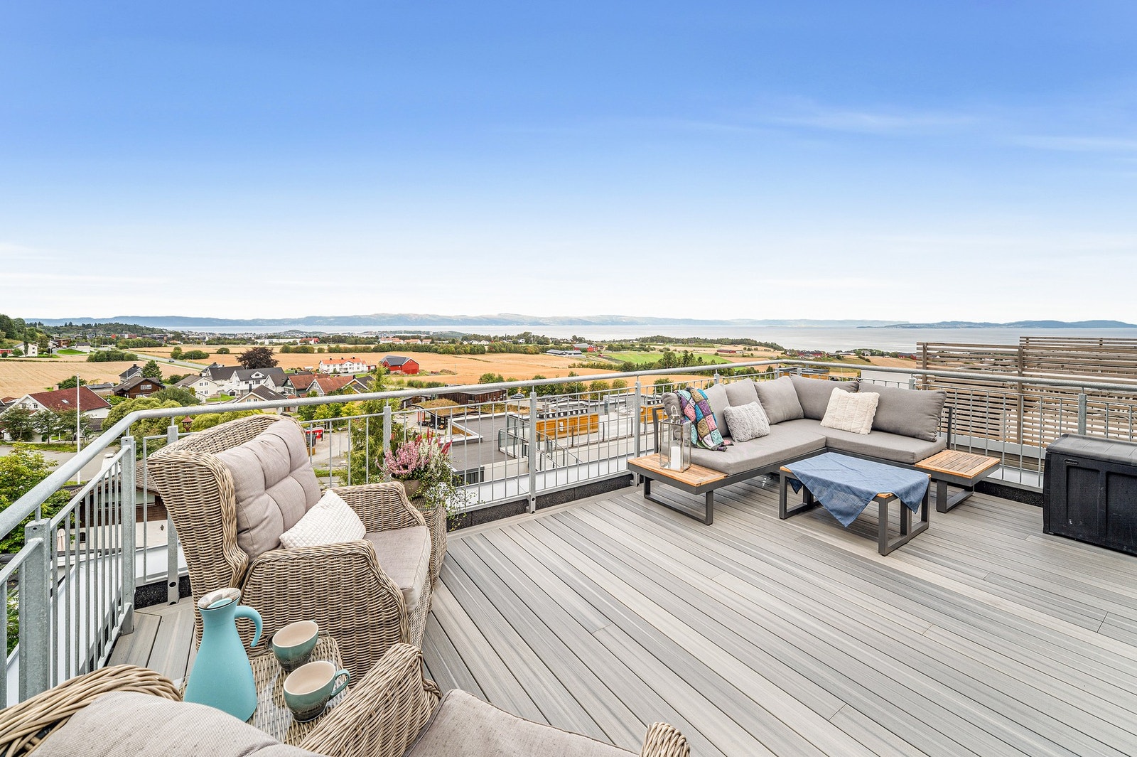 Eiendommen ligger usjenert på en høyde, med enestående utsikt. Privat takterrasse på 20 kvm med vedlikeholdsfrie kompositt terrassebord. Galleribilde