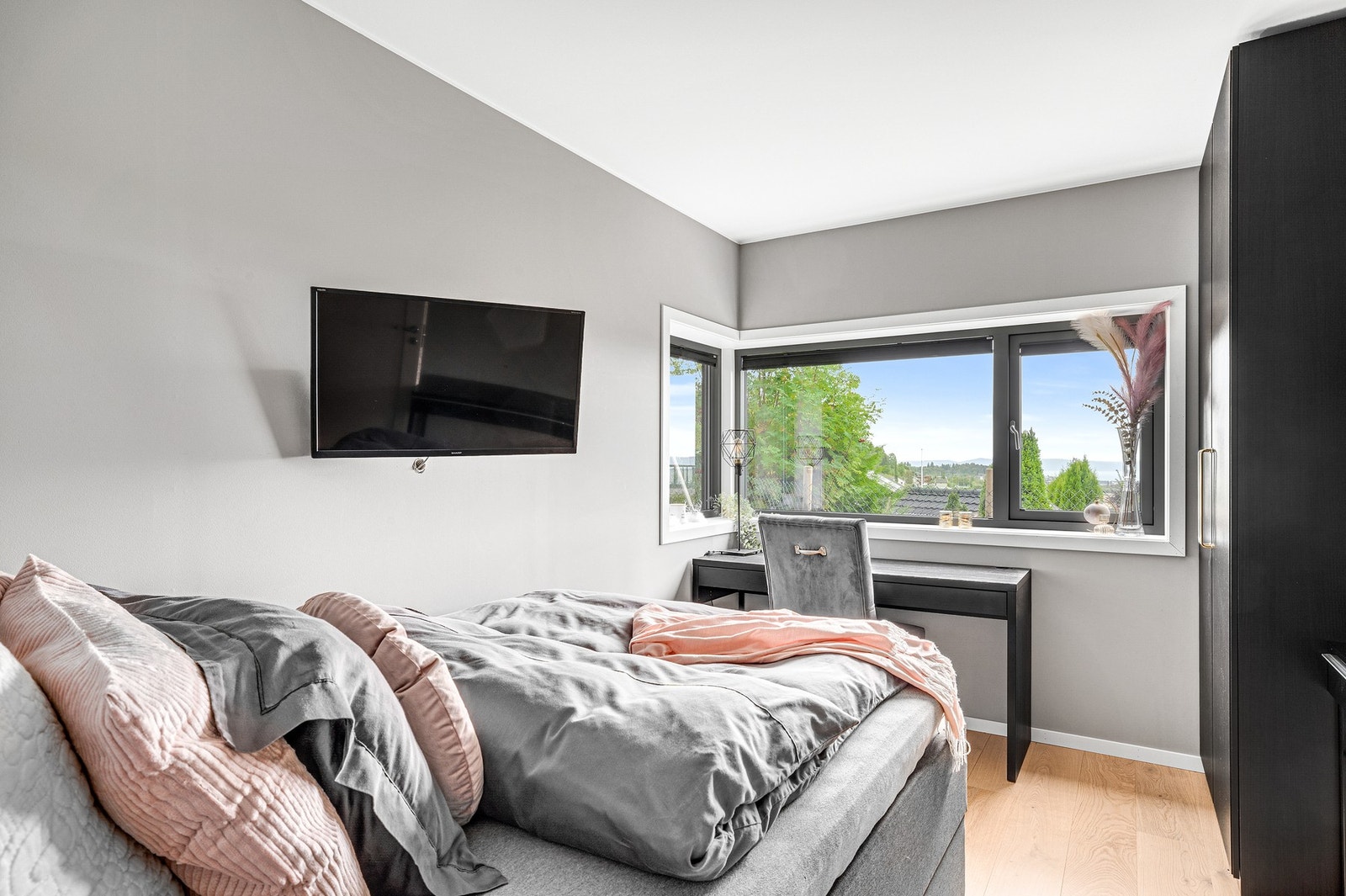 Soverom 3 er på 9,5 kvm. Det er montert sorte plissegardiner fra Fasadeprodukter. Galleribilde