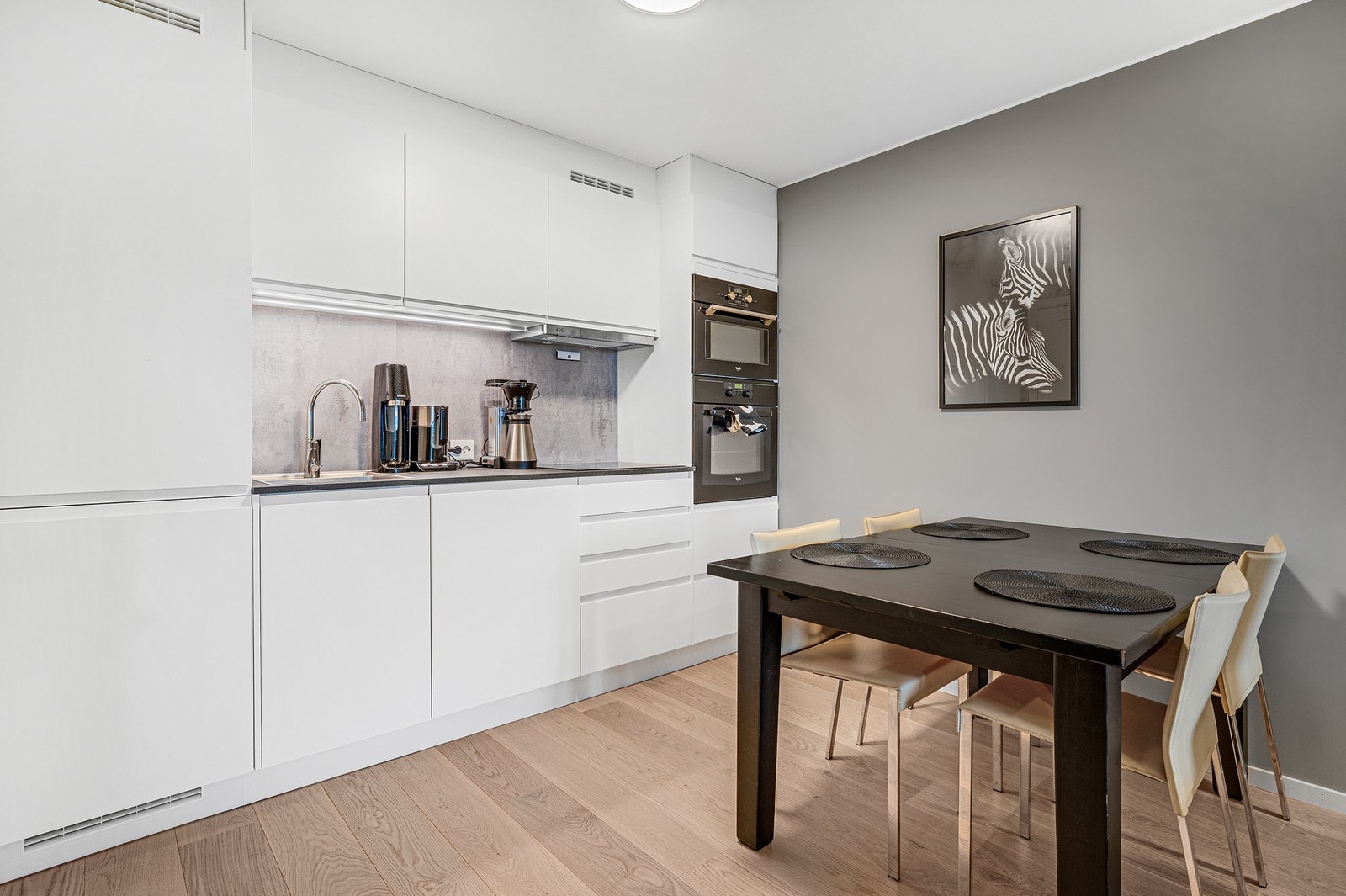 Oppgradert med KVIK kjøkken. Utleiedel bruker egen utvendig inngang som adkomst. Det er også dør i mellom utleie- og hoveddel, som gjør at man kan ta i bruk denne delen selv om ønskelig. Galleribilde