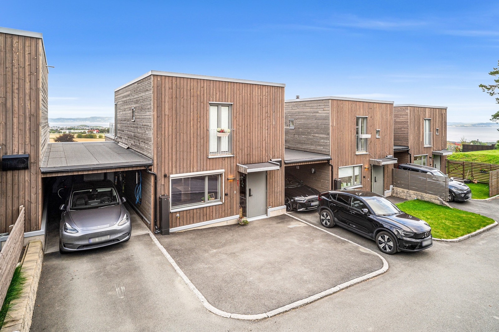 Boligen har carport med el-bil lader, samt 2 ekstra oppstillingsplasser for bil. Det er gjesteparkering i området. Galleribilde