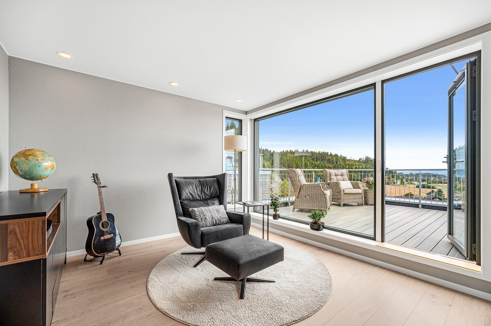 Lys og flott loftstue på 18 kvm. Det største vinduet har motorisert solskjerming/screens fra Fasadeprodukter. Galleribilde