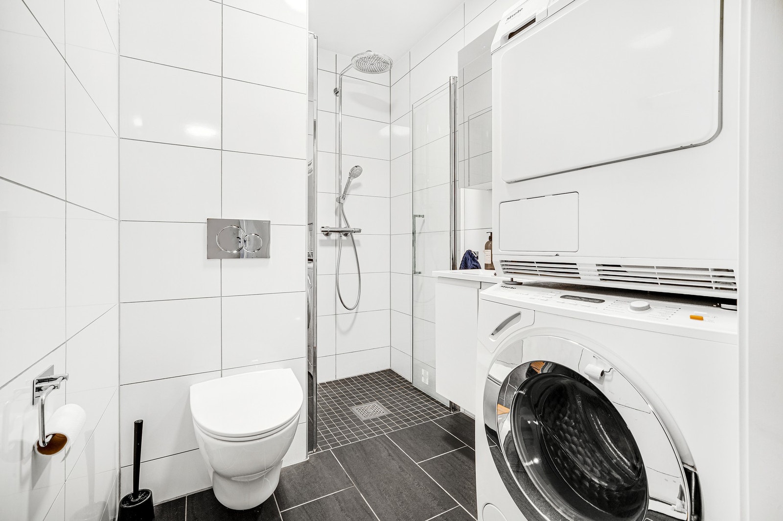 Moderne bad i kombinasjon med vaskerom i utleiedel. Galleribilde