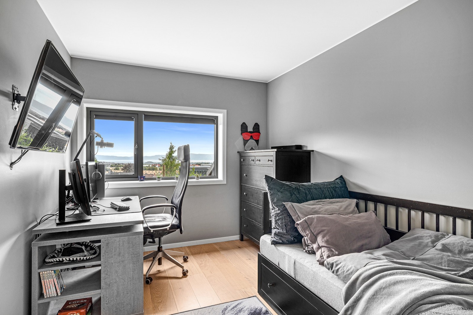 Soverom 2 er på 9,5 kvm. Det er montert sorte plissegardiner fra Fasadeprodukter. Galleribilde