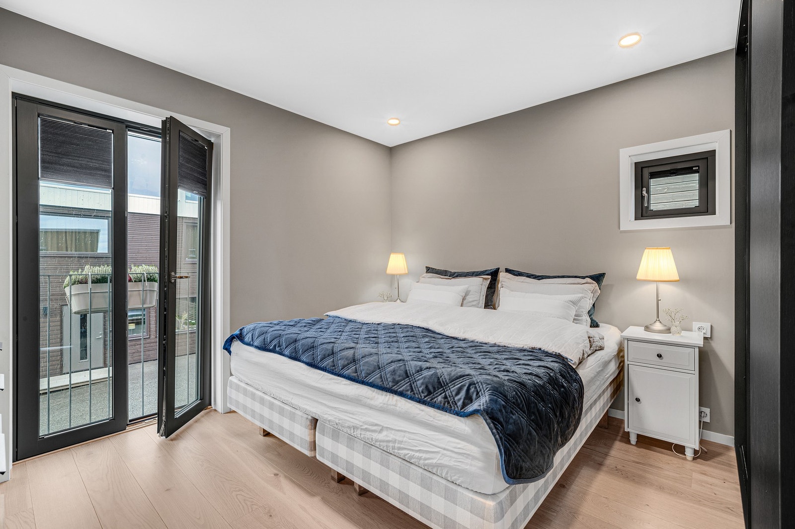 Stort hovedsoverom på 12,5 kvm. Skyvedørsgarderobe. Det er montert sorte plissegardiner fra Fasadeprodukter. Galleribilde