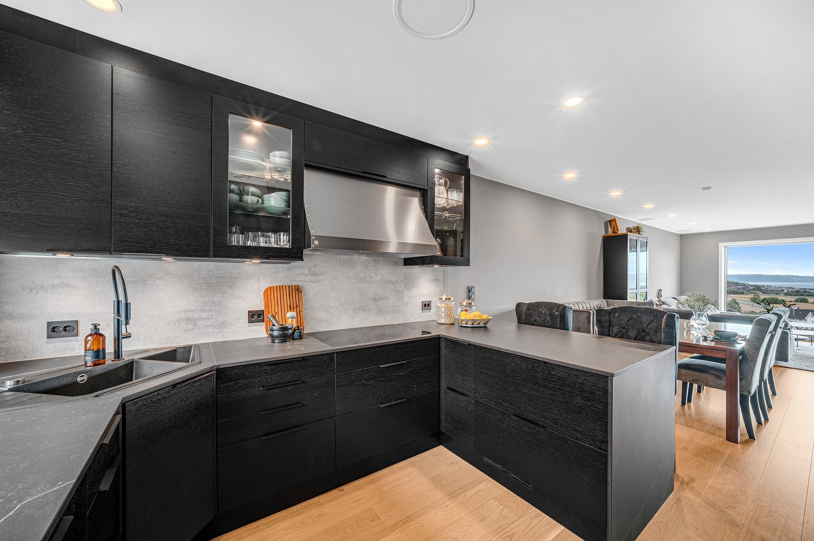 Integrerte hvitevarer består av kjøleskap og fryseskap fra Elektrolux, dobbel kjøleskuff fra Norcool, Elektrolux stekeovn, Elektrolux mikrobølgeovn, Siemens kaffemaskin, Miele induksjonstopp, Miele XXL oppvaskmaskin med autodosering og ventilator fra Røro Galleribilde