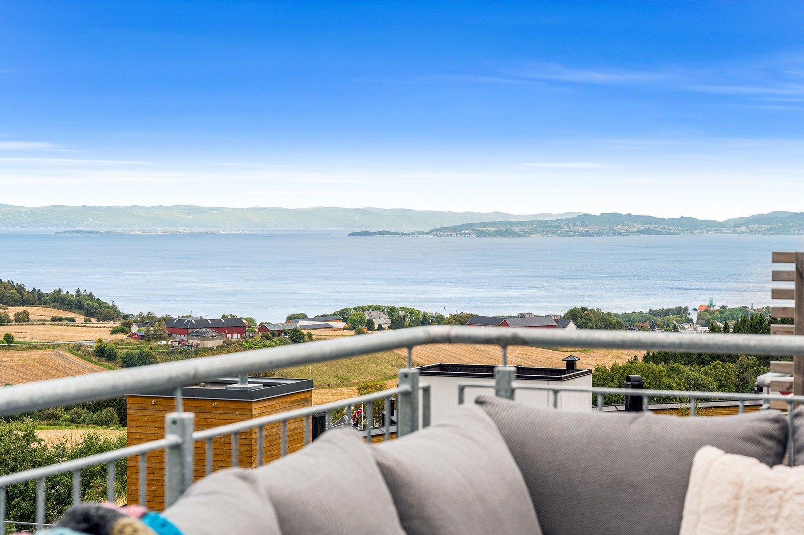 Direkte adkomst til en herlig takterrasse på 20 kvm. Enestående utsikt. Galleribilde