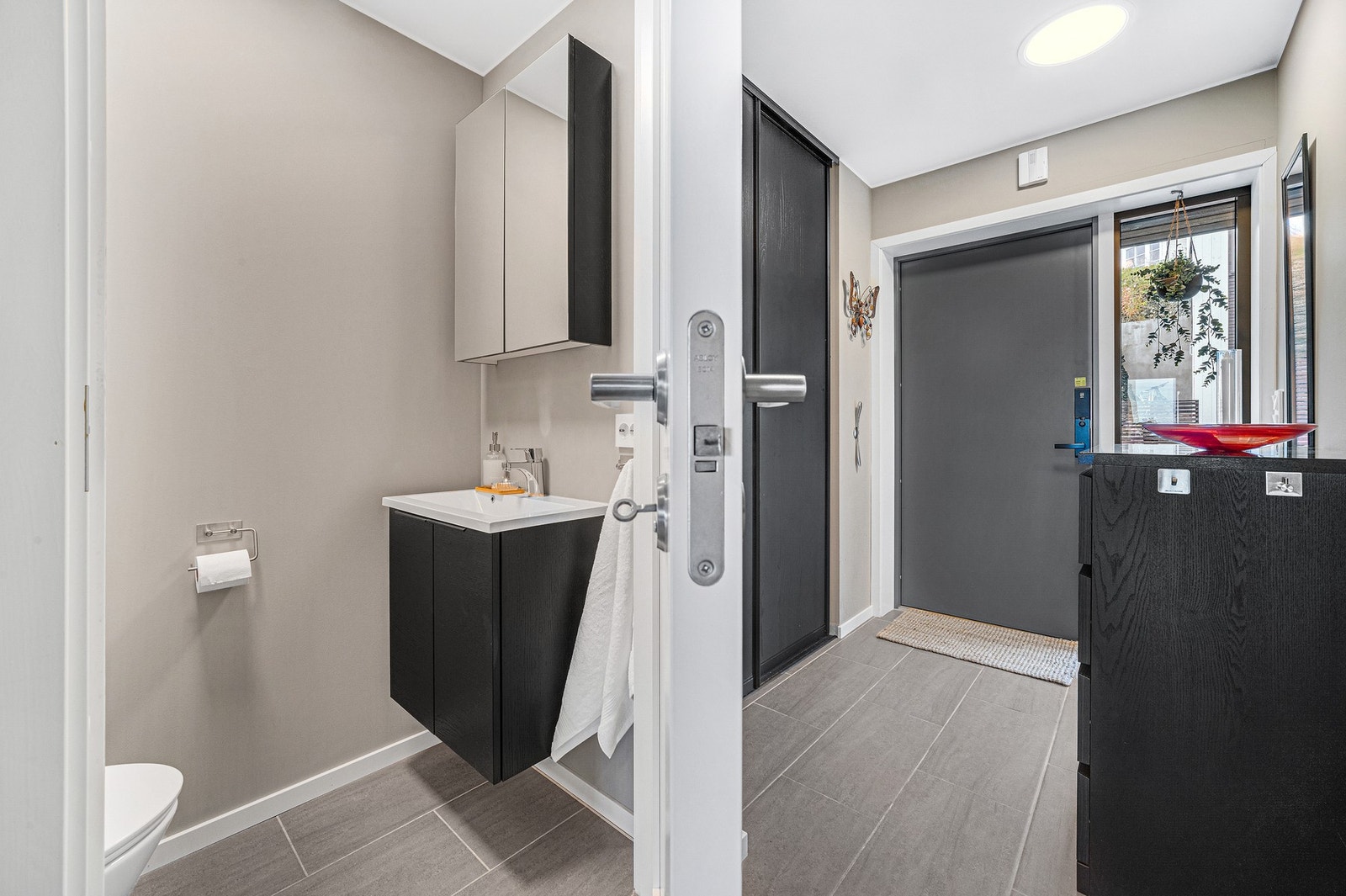 Hovedboligen har 2 bad samt ekstra toalettrom med servant. Galleribilde